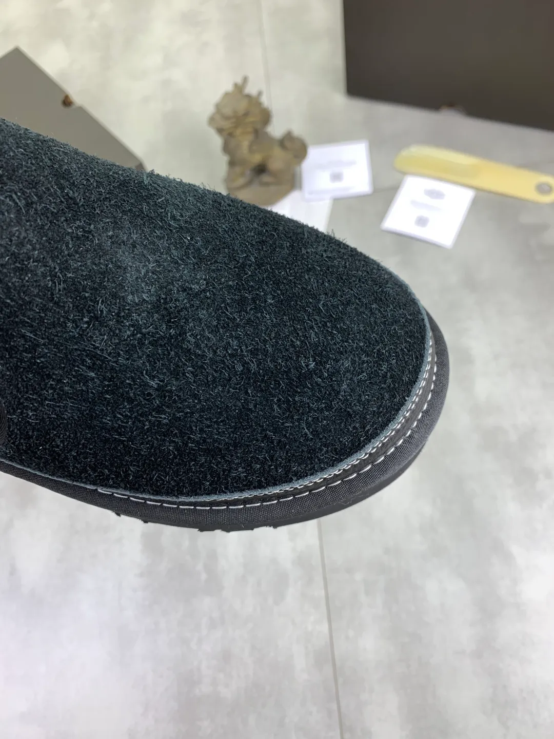 Men's men's shoes 💰P480 New top version UGG 2025 autumn and winter new high-top casual shoes new series Ansley Mules Fashionable and comfortable shallow flat slip-on casual loafers ✨ Classic suede cowhide with 10mm wool lining Insole suede collar Soft and comfortable ❤️ Decorated with UGG classic heat embossed brand logo on the back side Full texture Lightweight rubber sole Anti-slip, wear-resistant and comfortable Color: Black Brown Size: 39-45